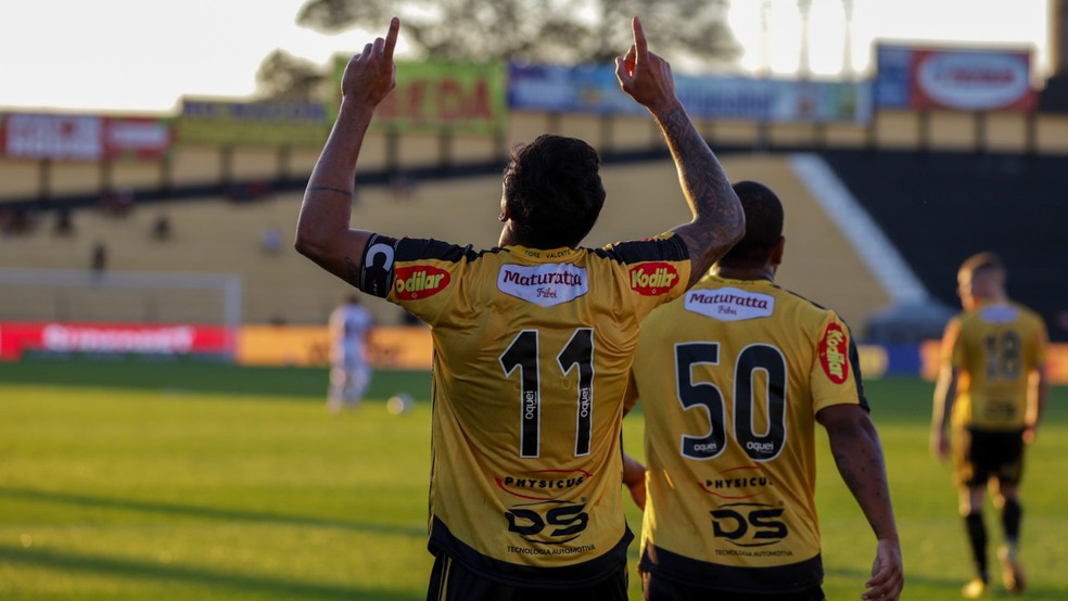 Robson comemorando gol do Novorizontino