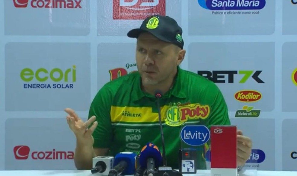 Técnico Mozart, do Mirassol, durante entrevista coletiva após duelo contra São Paulo — Foto: Reprodução/Paulistão