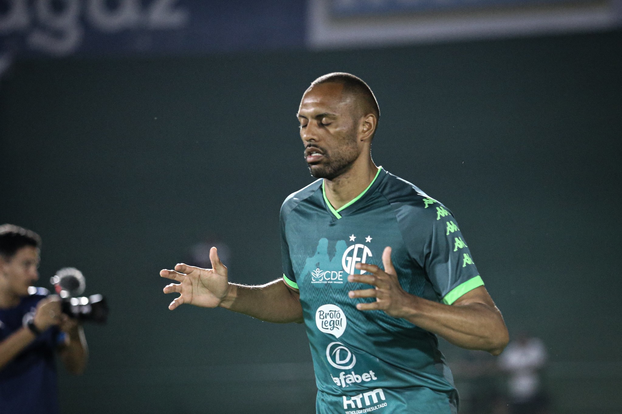 Figueirense encaminha as contratações de zagueiro e volante