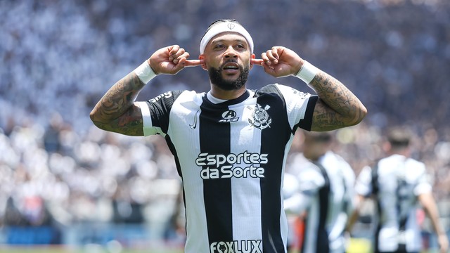 Memphis comemora gol do Corinthians contra o Cruzeiro
