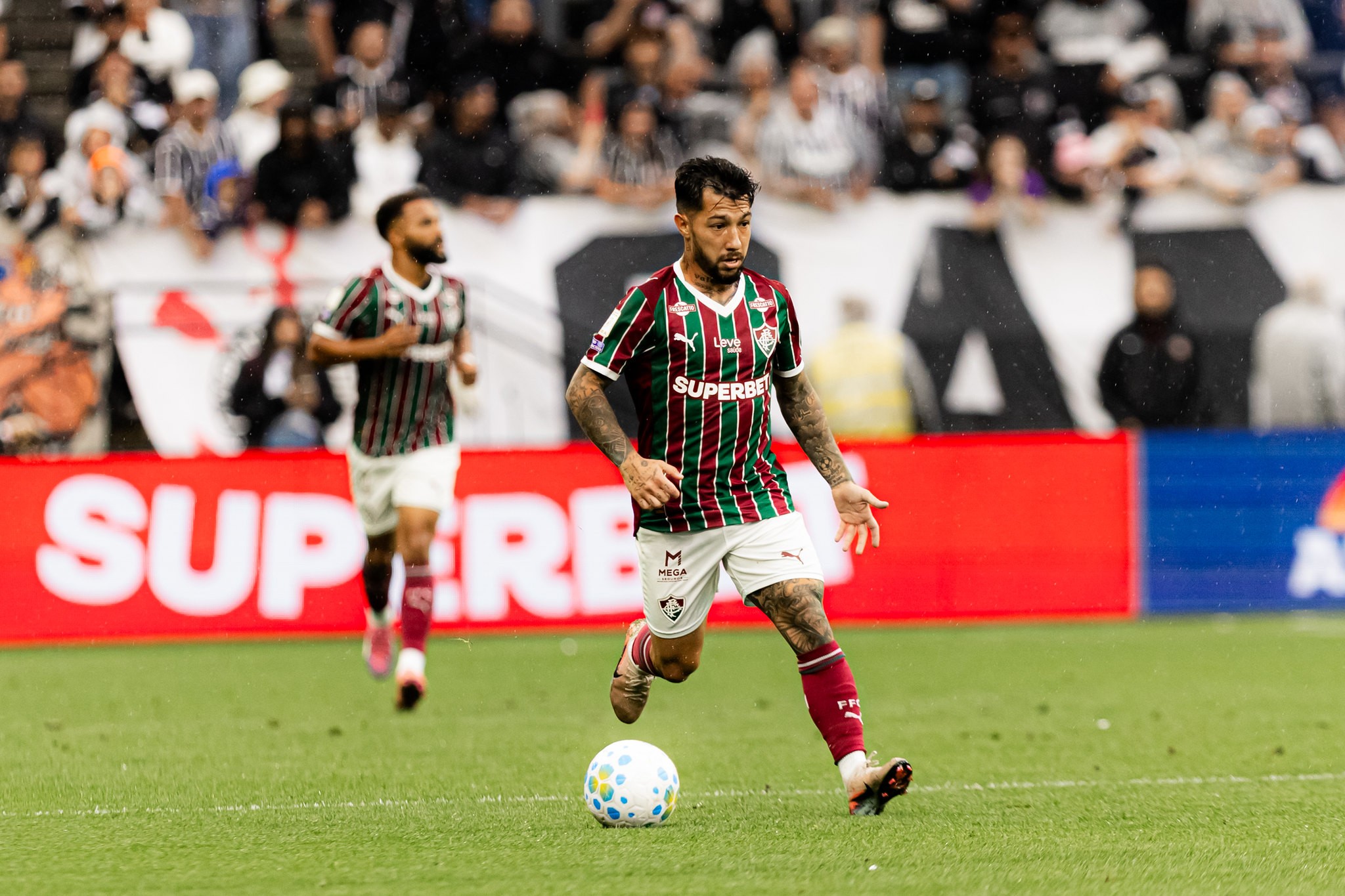 Lucho Acosta volta a atuar bem e vira reforço para o Fluminense em momento decisivo da temporada