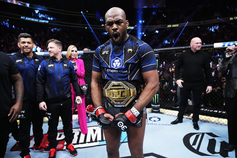 Jon Jones venceu Ciryl Gane por finalização aos 2min04s do R1 — Foto: Getty Images