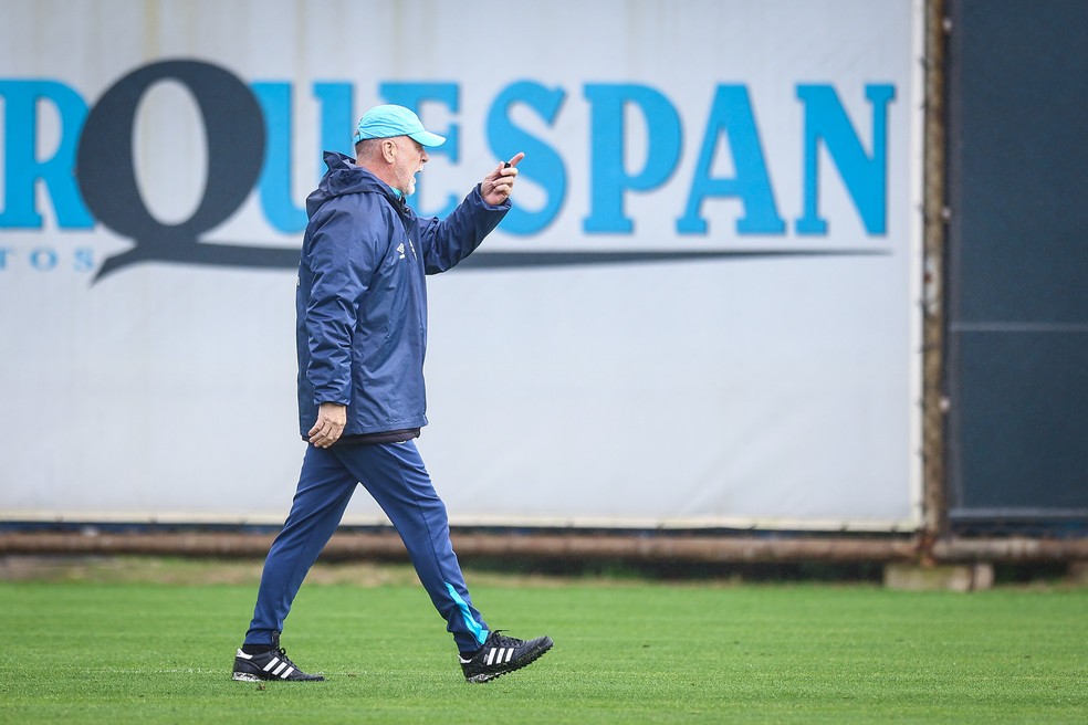 Mano Menezes no CT Luiz Carvalho — Foto: Lucas Uebel / Grêmio FBPA