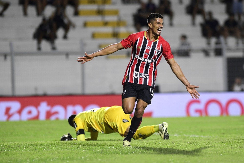 DONO DA POSIÇÃO! Lucas Ramon se firma como titular absoluto no São Paulo