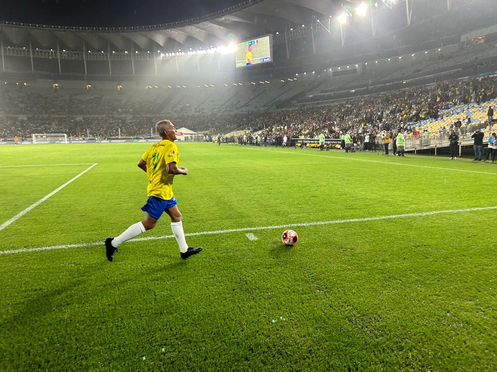 Romário em ação em Brasil 8 x 3 Itália no Maracanã