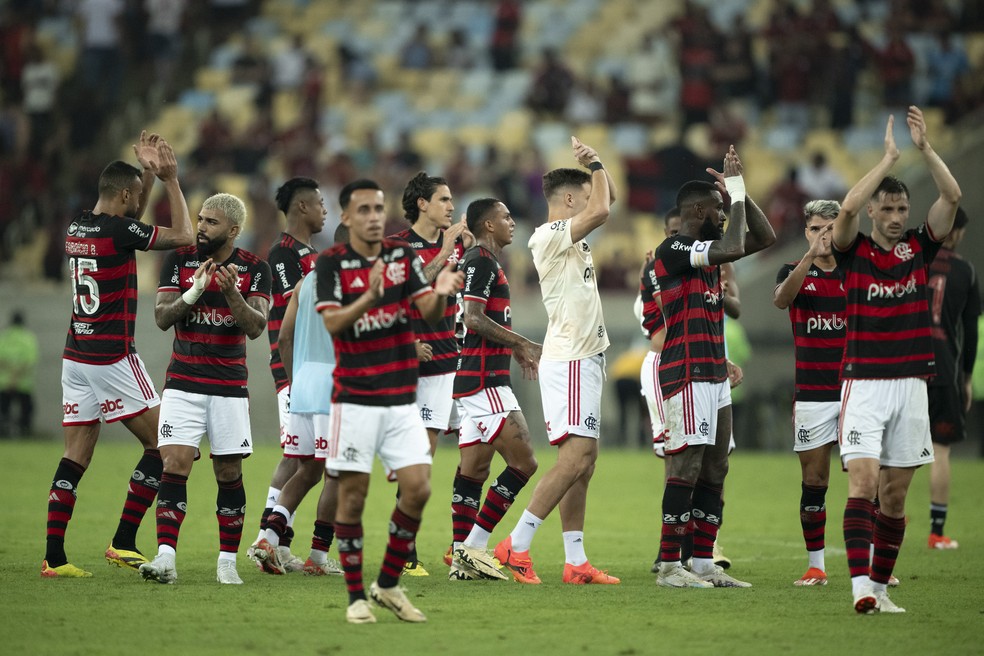 Jogadores do Flamengo agradecem a torcida após o jogo contra o Amazonas — Foto: Jorge Rodrigues / AGIF