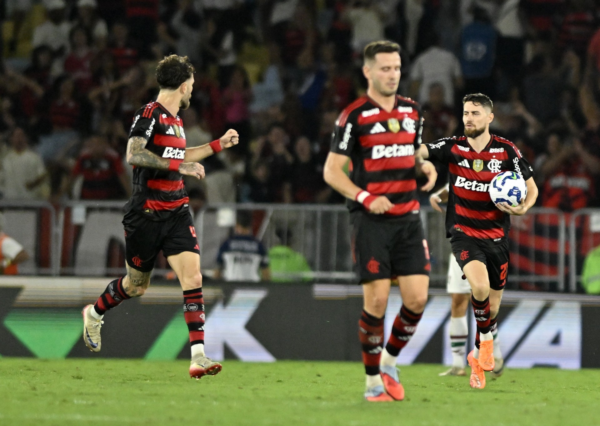 Flamengo desaponta em clássico contra Fluminense; notas baixas para João Victor, Rossi e Saúl