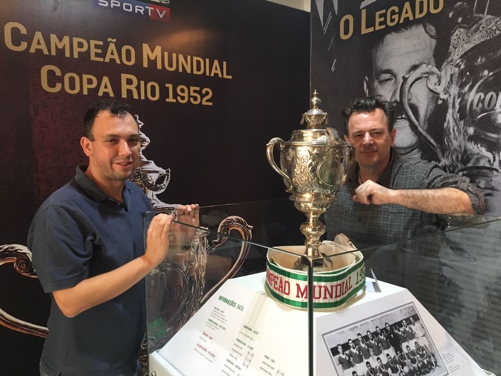 Livro Palmeiras Campeão Mundial De 1951 + Medalha Copa Rio em Promoção na  Americanas