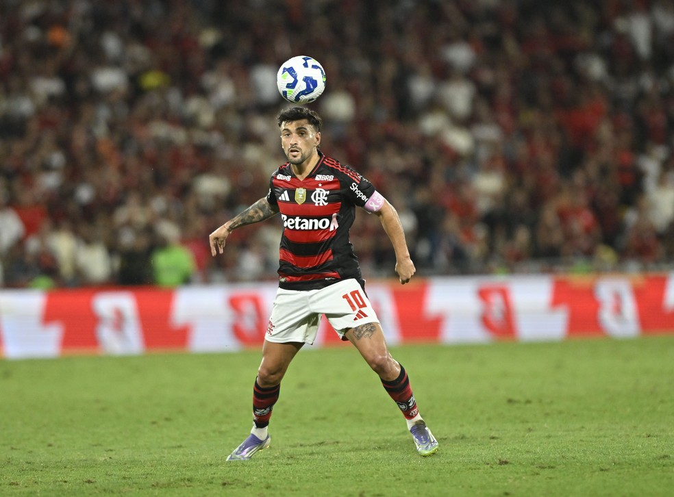 Arrascaeta comemora gol pelo Flamengo em partida.