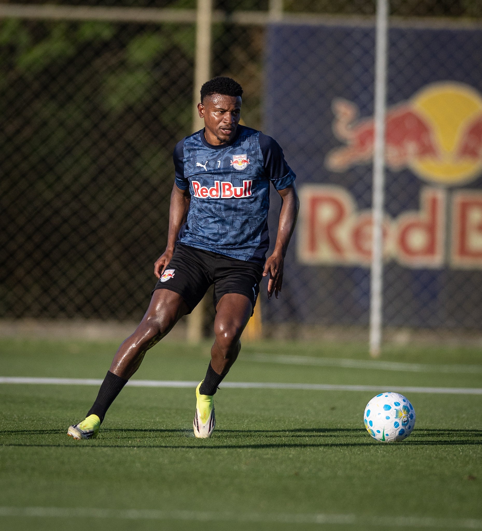 Treinos na Data Fifa, busca pelo G-5 e Atlético-MG: confira entrevista coletiva de Eric Ramires