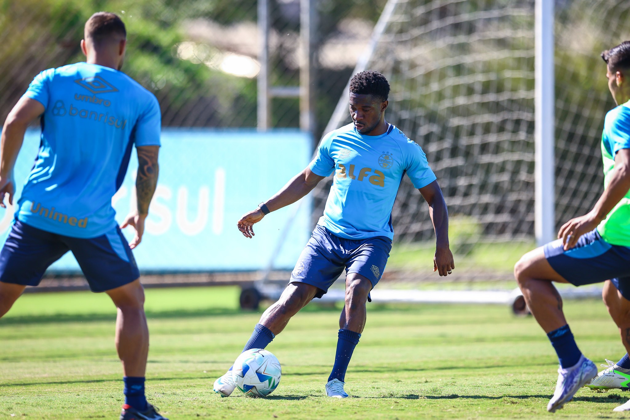 Grêmio contará com reforço de Amuzu em confronto crucial contra o Bragantino.
