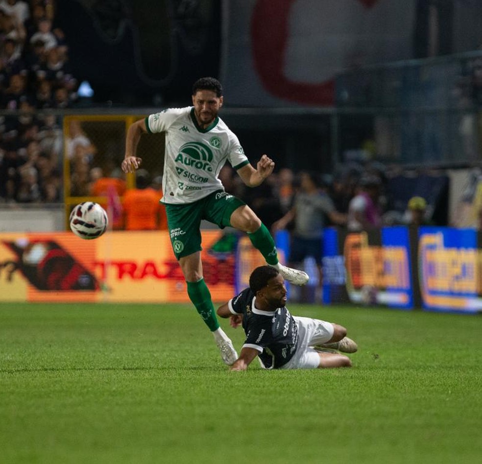 Jorge divide jogada com Neto Pessoa no empate entre Remo e Chapecoense pela S&eacute;rie B &mdash; Foto: Samara Miranda/Ascom Remo