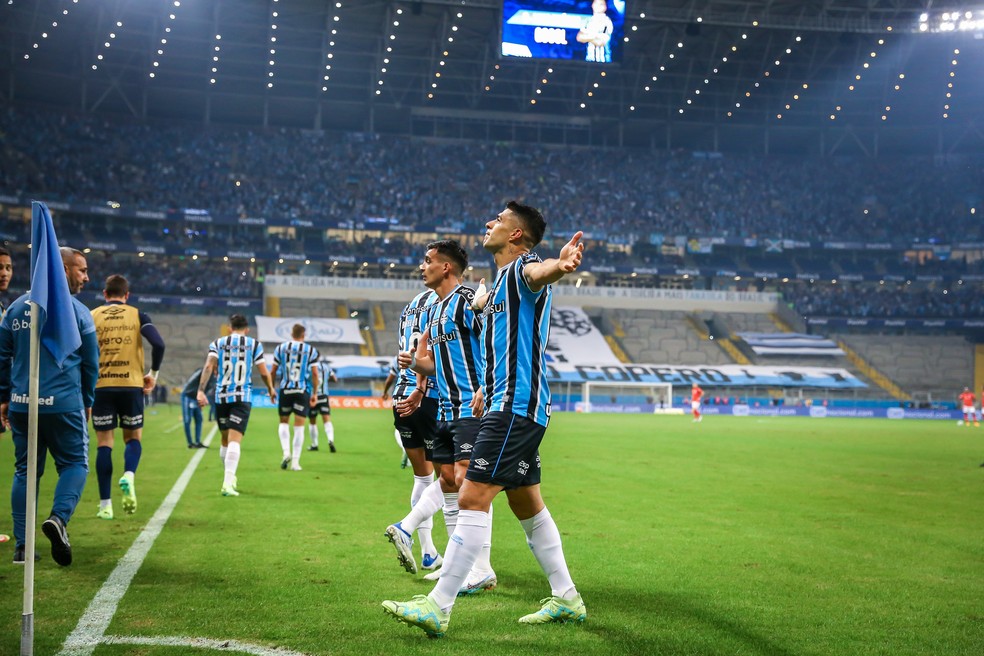 Suárez comemorando gol na vitória diante do Inter, na Arena — Foto: Lucas Uebel/Grêmio