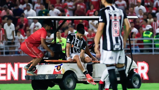 Hulk sente problema na panturrilha e deixa jogo aos 14 minutos do 1º tempo - Foto: (Ailton Cruz)