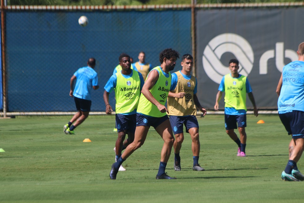 Diego Costa, do Grêmio, em treino com bola no CT Luiz Carvalho — Foto: João Victor Teixeira