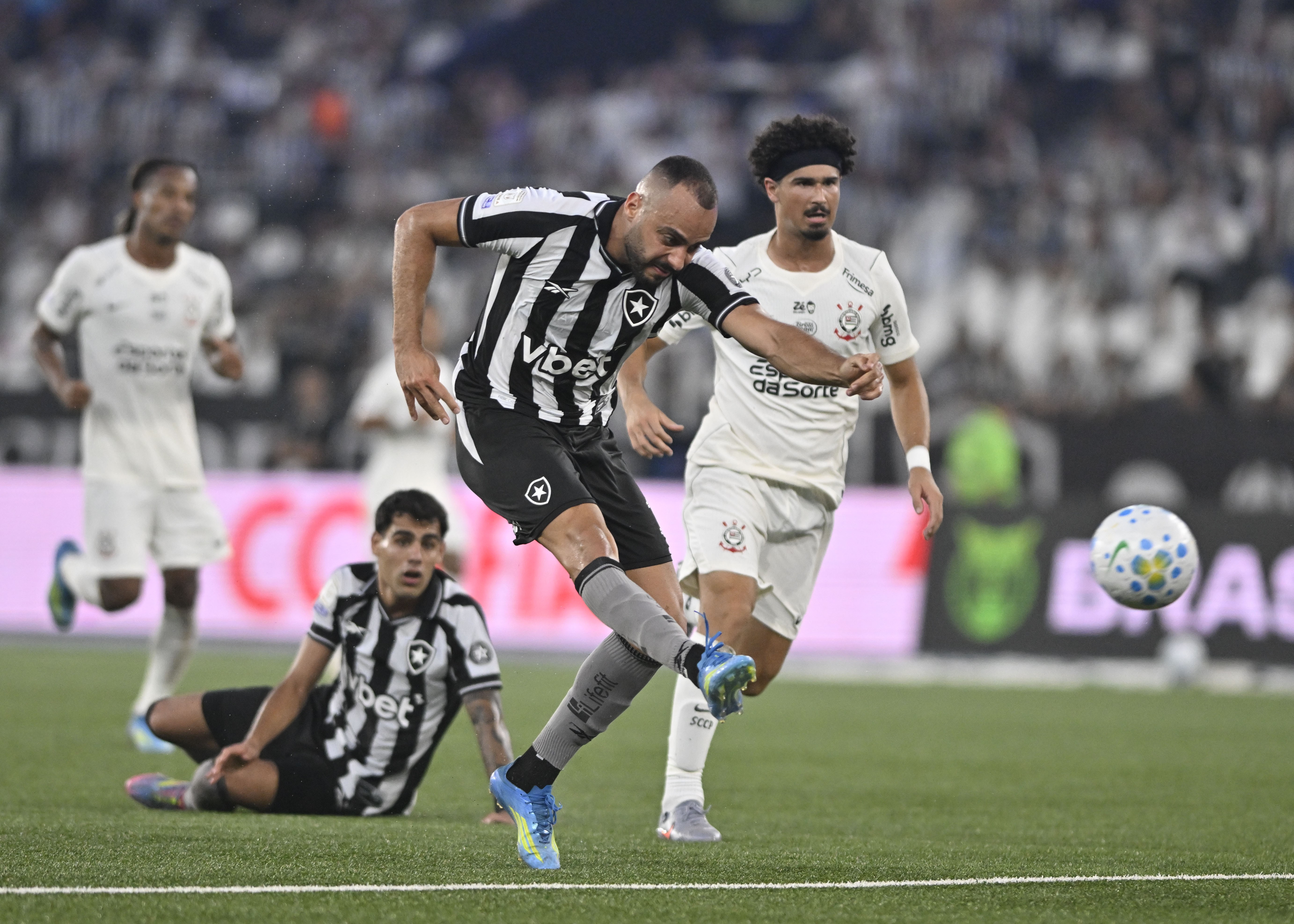 Análise: Botafogo domina o Corinthians e dá melhor resposta possível após eliminação