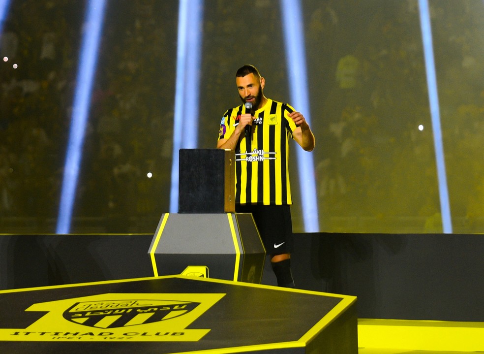 Benzema durante cerim&ocirc;nia de apresenta&ccedil;&atilde;o no Al-Ittihad &mdash; Foto: REUTERS/Stringer