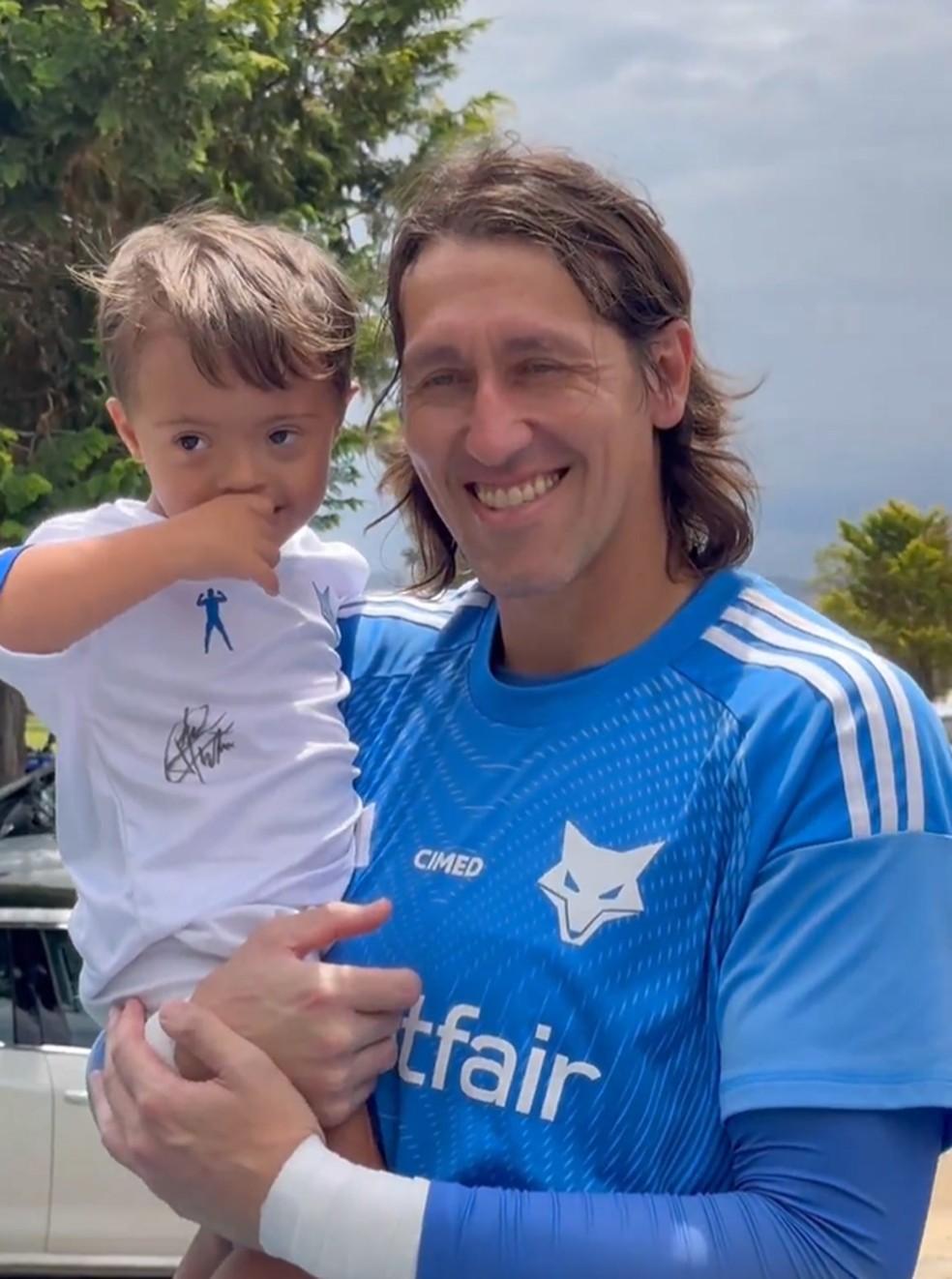 Cássio recebe torcedores com síndrome de down na Toca da Raposa 2 — Foto: Reprodução