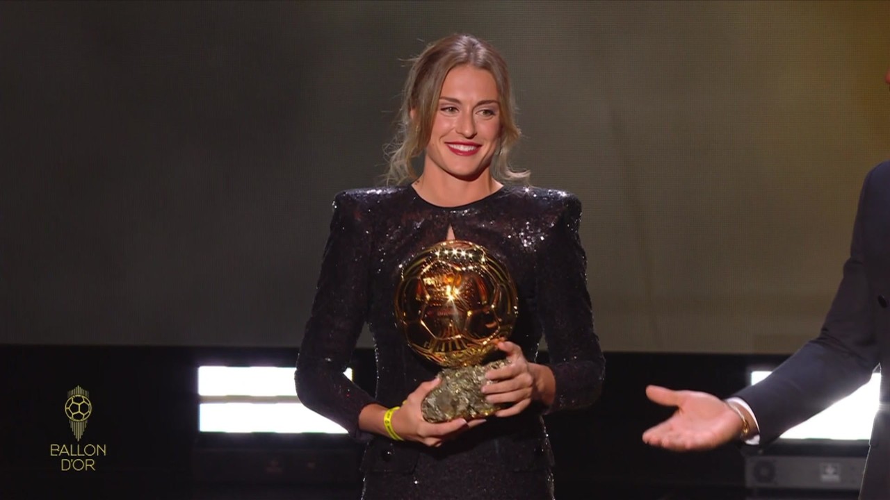 Alexia Putellas leva a Bola de Ouro de melhor jogadora