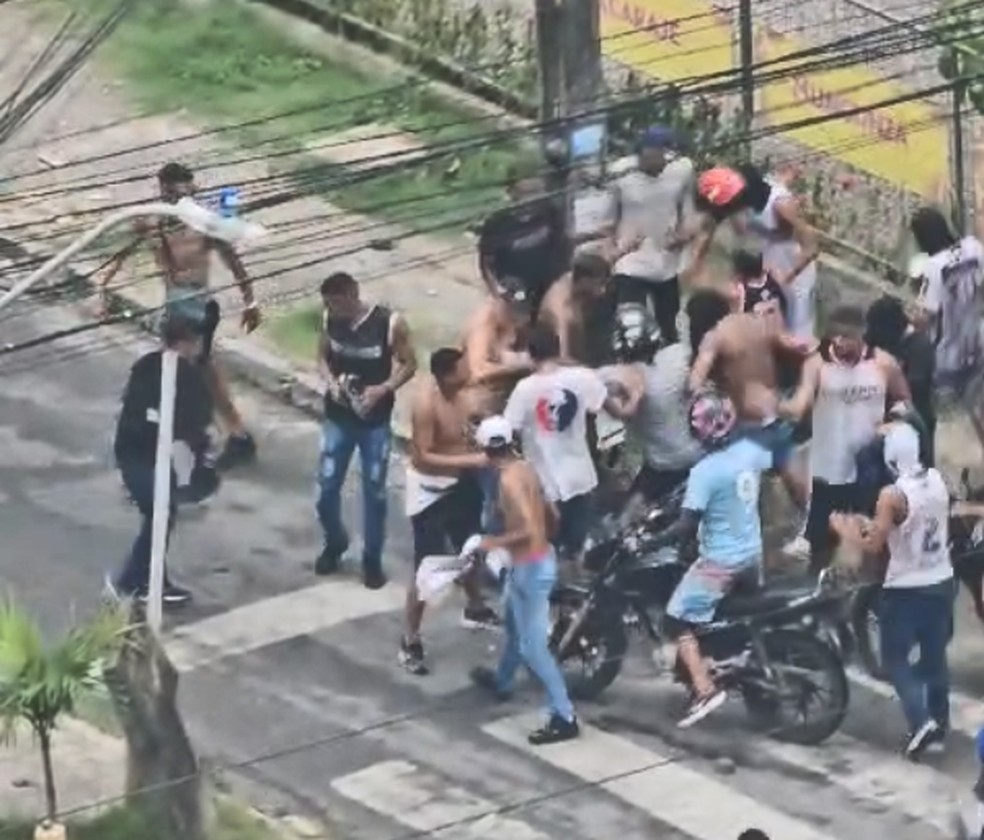 Confusão de organizadas antes de Santa Cruz x Sport — Foto: Reprodução