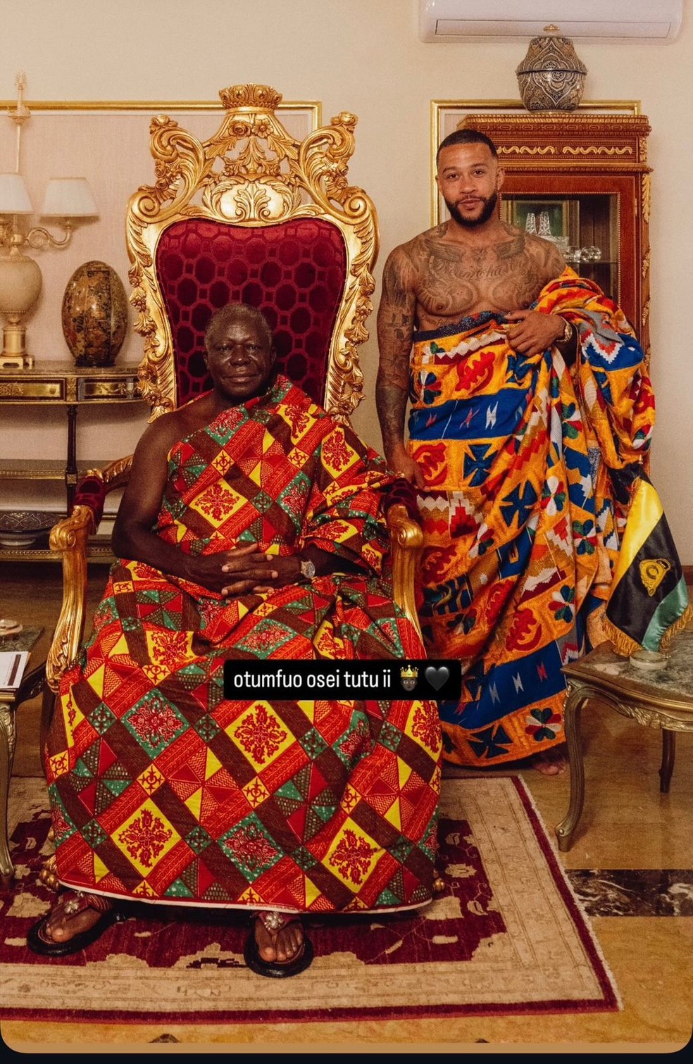 Memphis ao lado do Rei de Gana — Foto: Reprodução/Instagram