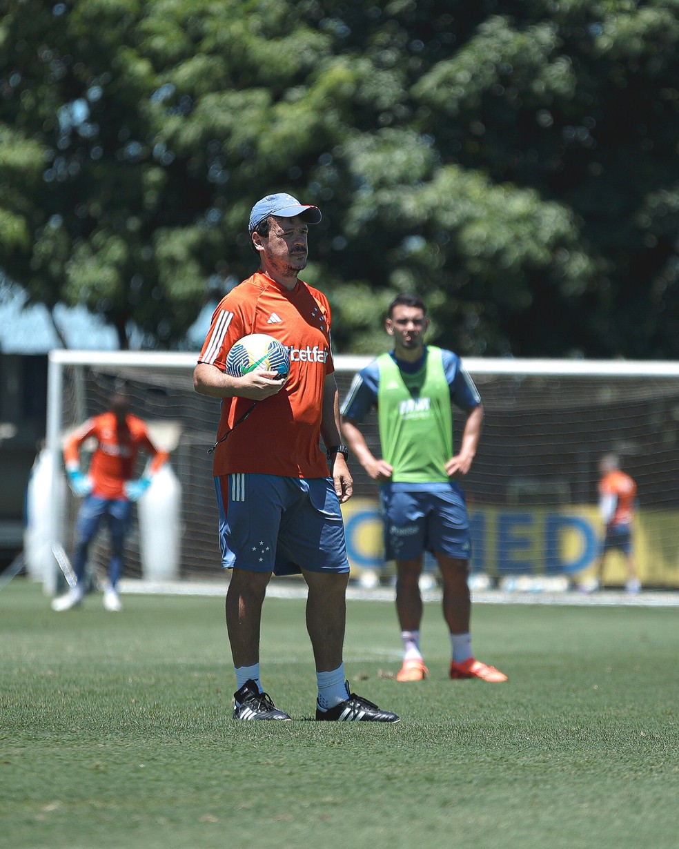Fernando Diniz em treino no Cruzeiro