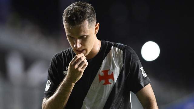 Lucas Piton sai abalado de campo após ser expulso contra o Maricá