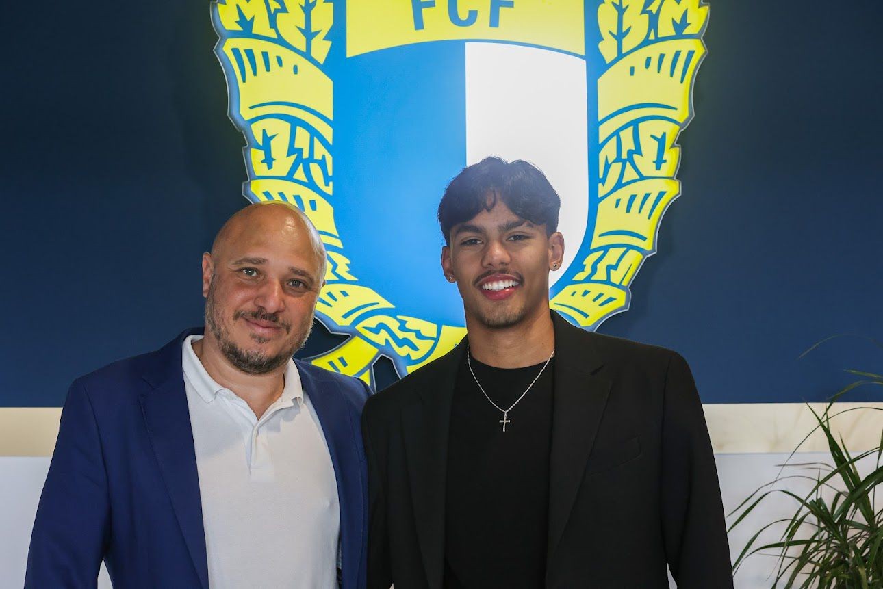 Jovem zagueiro deixa Corinthians e reforça Famalicão em Portugal