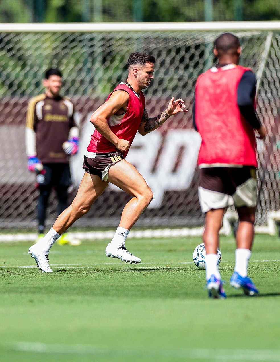 Saúl em ação em treino do Flamengo — Foto: Gilvan de Souza / Flamengo