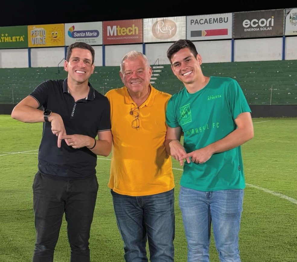 Juninho Antunes ao lado dos filhos Rodolfo e Gustavo, após o acesso à Série A do Brasileiro — Foto: Reprodução/Instagram