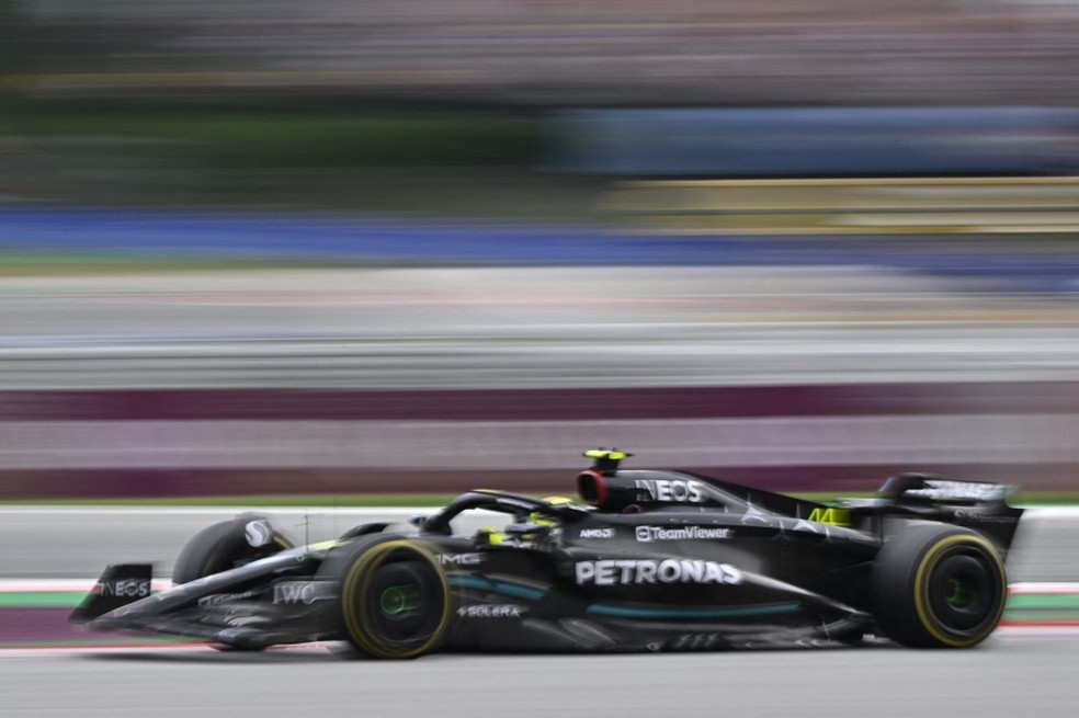 Lewis Hamilton, segundo no GP da Espanha da F1 2023, conquistou mais um pódio na temporada — Foto: JAVIER SORIANO / AFP