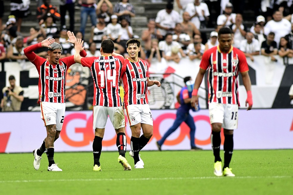 Jogadores comemoram gol de Tapia em Corinthians x São Paulo — Foto: Marcos Ribolli