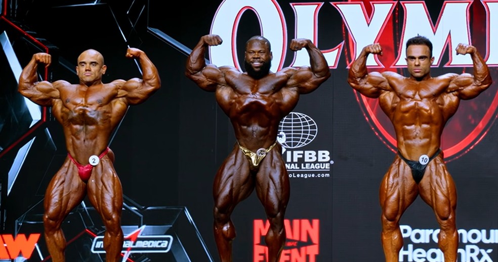 Vitor Porto (esq.), Keone Pearson (centro) e Lucas Garcia (dir.) na categoria 212 do Mr. Olympia 2026 — Foto: Divulgação/IntegralTV