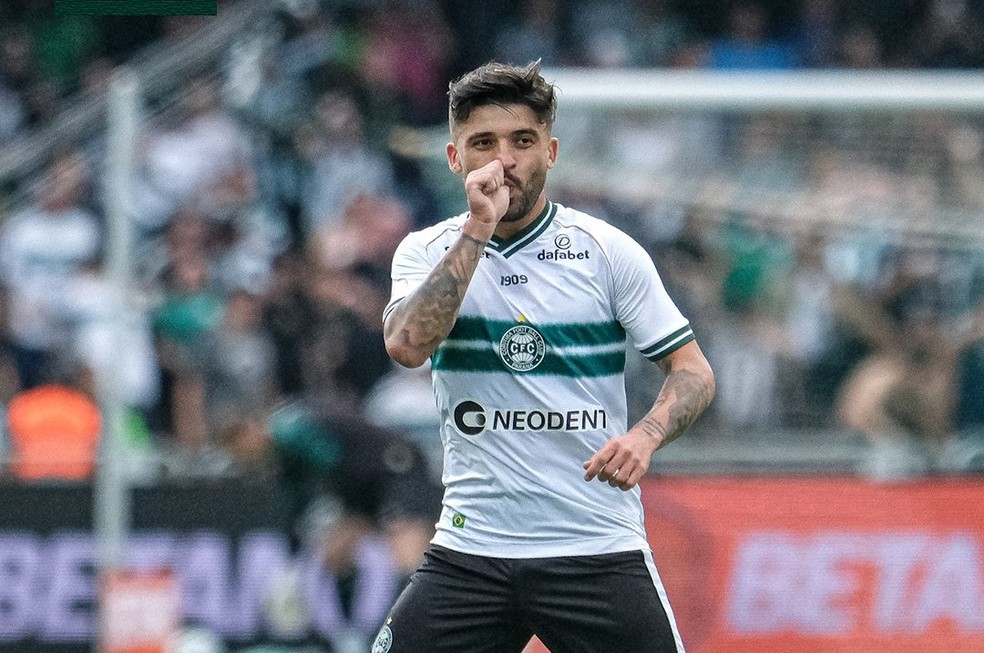 Victor Luis, autor do primeiro gol do Coritiba — Foto: Gabriel Thá/ Coritiba