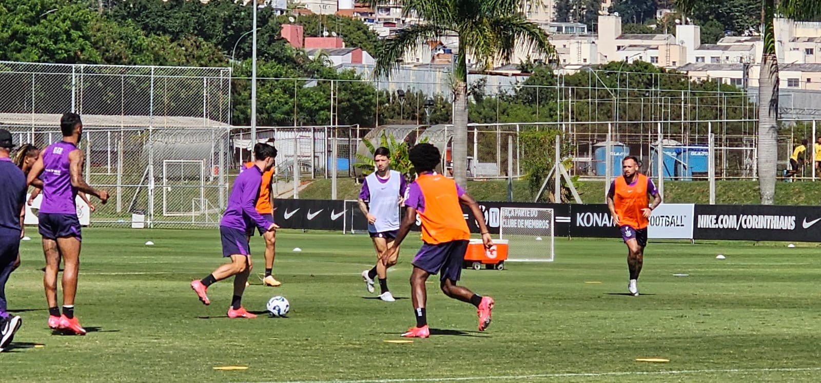 Treino do Corinthians: Garro atua no início da atividade, Memphis sem bola