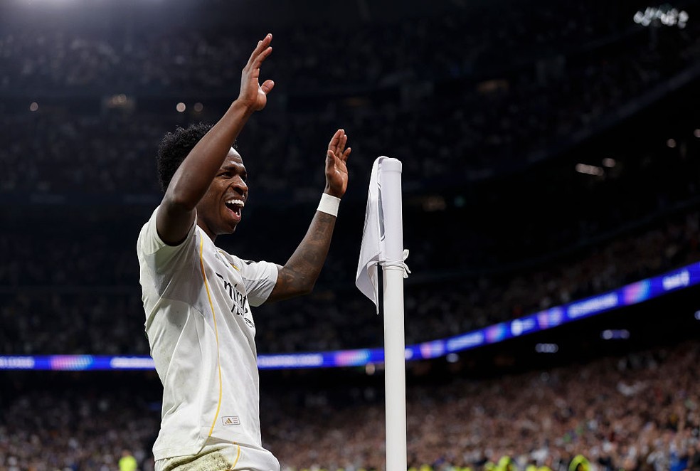 Vinicius Junior comemora o gol marcado pelo Real Madrid contra o Benfica, na Champions League — Foto: Getty Images