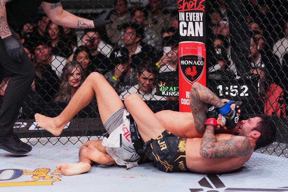 Pantoja quase chegou à finalização no quarto round — Foto: Jeff Bottari/Zuffa LLC via Getty Images
