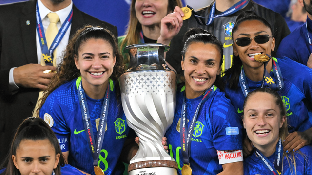 Marta e a seleção com o troféu da Copa América feminina
