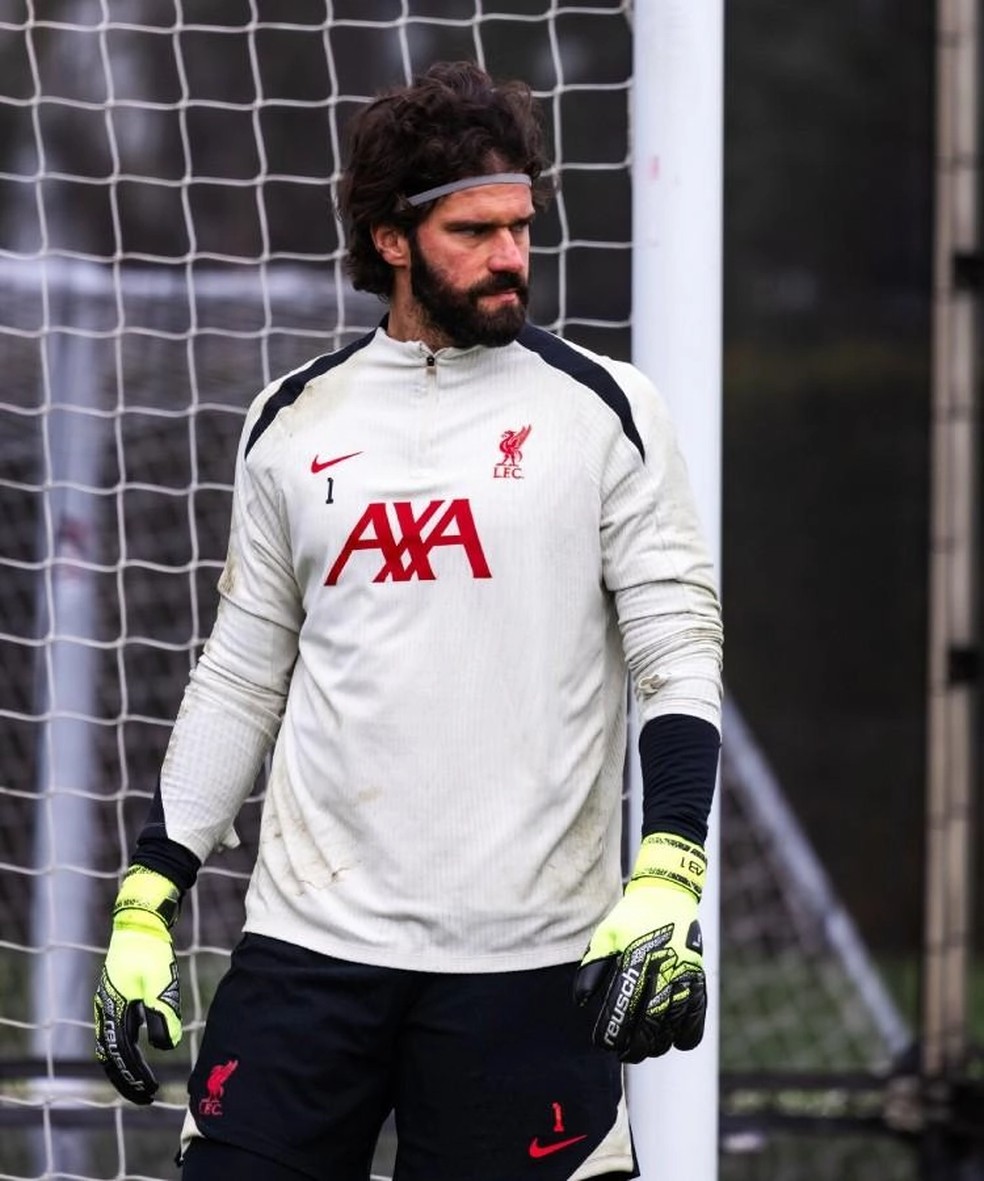 Goleiro Alisson participa do treino do Liverpool às vésperas do clássico contra o Everton — Foto: Nikki Dyer / Liverpool FC