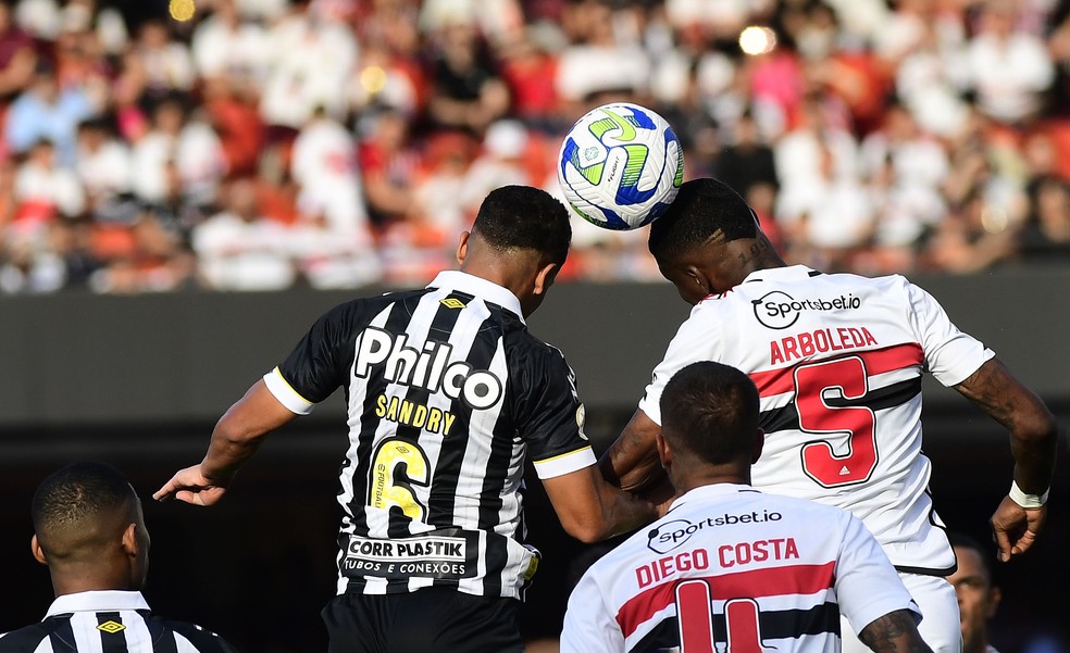Arboleda, do São Paulo, afasta a bola em clássico contra o Santos — Foto: Marcos Ribolli
