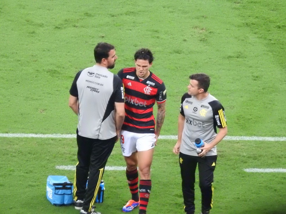 Pedro sai da partida contra o Bolivar sentindo lesão na coxa esquerda — Foto: Fred Gomes