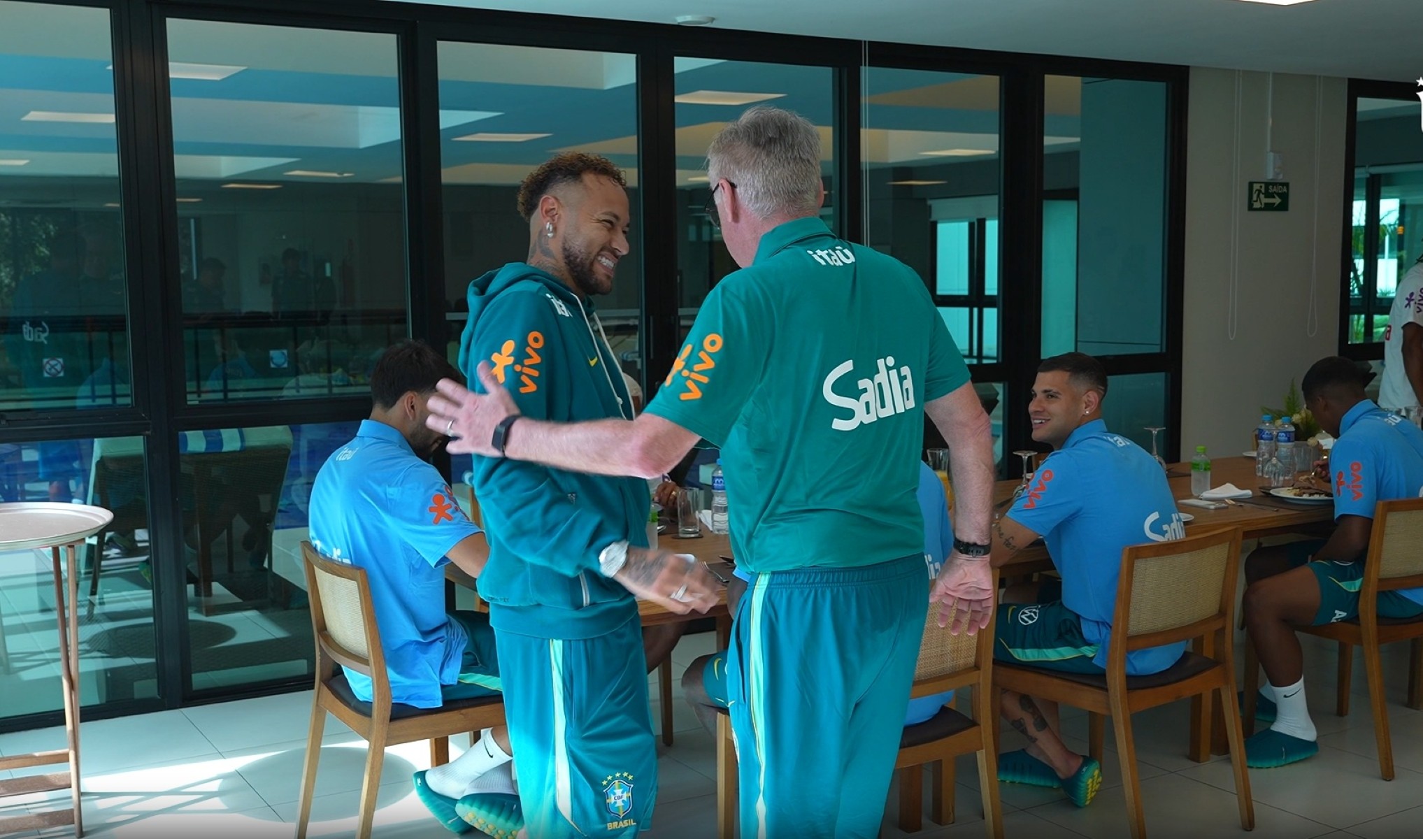 Neymar faz exames e não participa de primeiro treino da Seleção; Danilo também não vai a campo