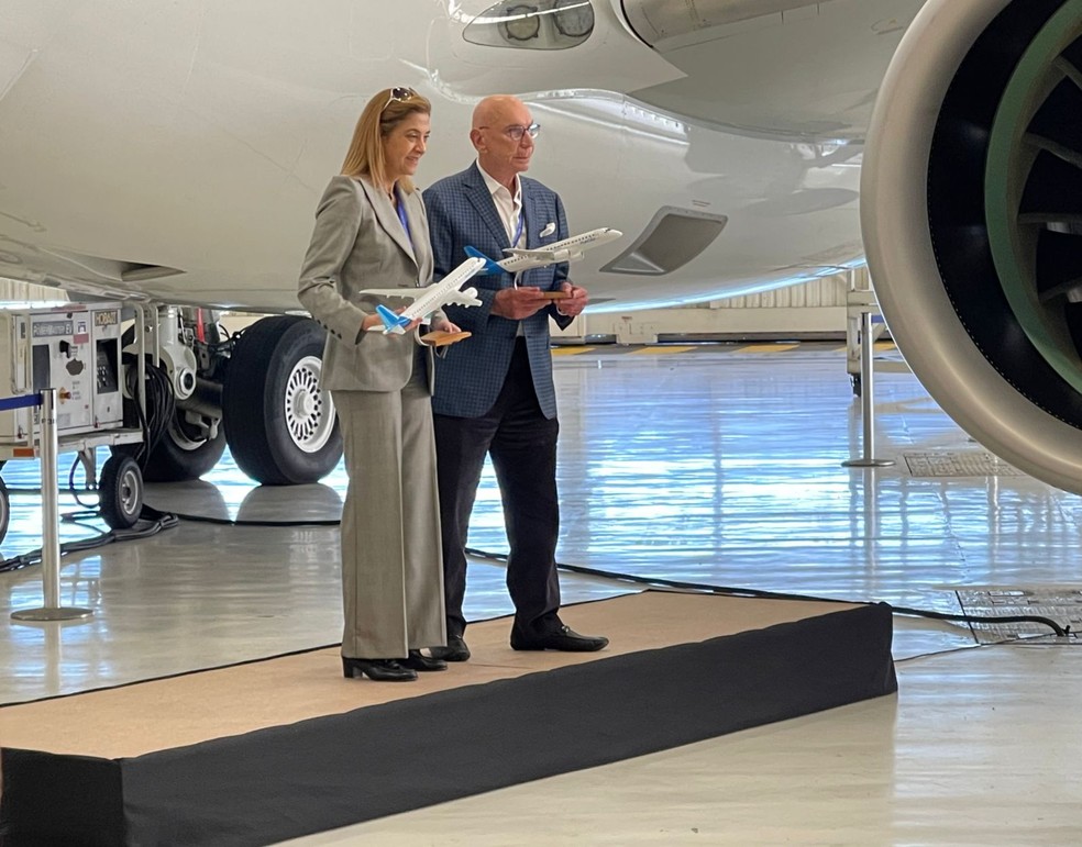 Leila Pereira e José Roberto Lamacchia recebem o avião — Foto: Thiago Ferri