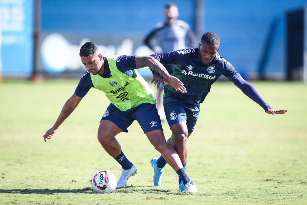 Grêmio coloca 15 jogadores a venda e tenta lucrar valores saibam quem são  eles - SouGremio