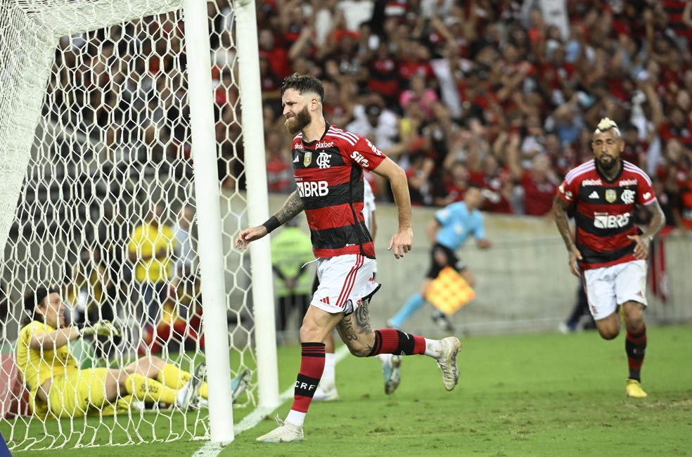 L&eacute;o Pereira comemora seu gol em Flamengo x Corinthians &mdash; Foto: Andr&eacute; Dur&atilde;o / ge