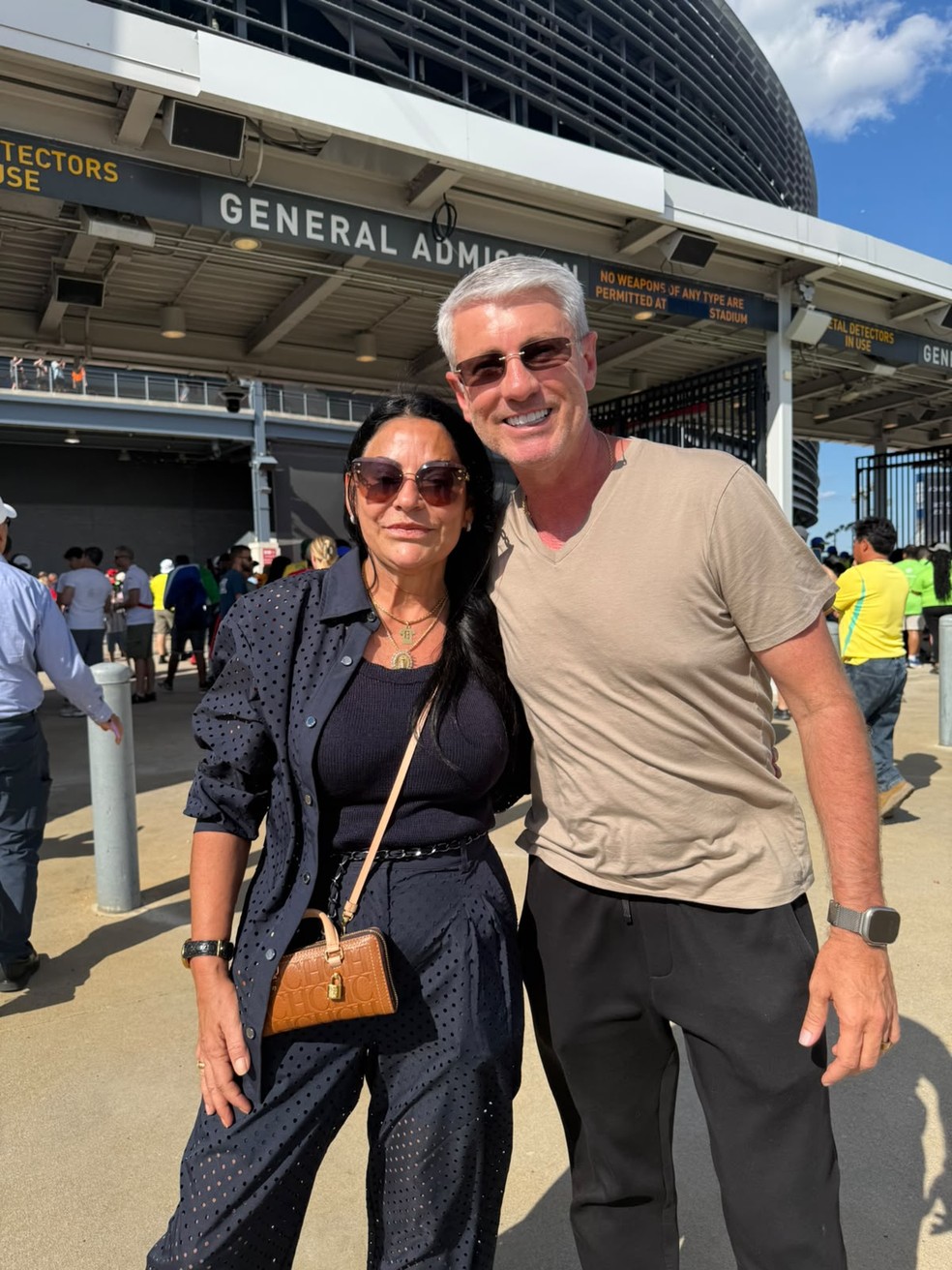 Odair Hellmann ao lado da esposa no estádio da estreia do Brasil