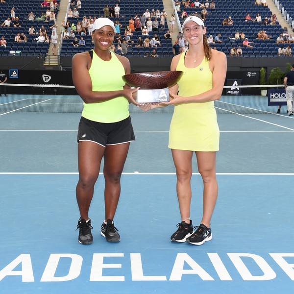 Stefani fatura Torneio de Adelaide, seu 1º título de duplas em