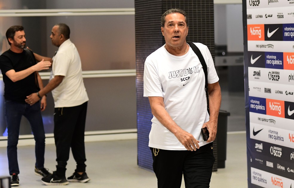 Vanderlei Luxemburgo antes de Corinthians x Grêmio — Foto: Marcos Ribolli