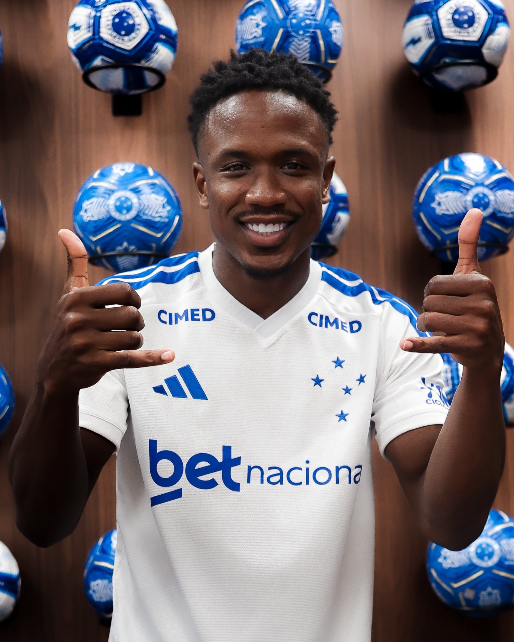 Cruzeiro oficializa compra de Sinisterra