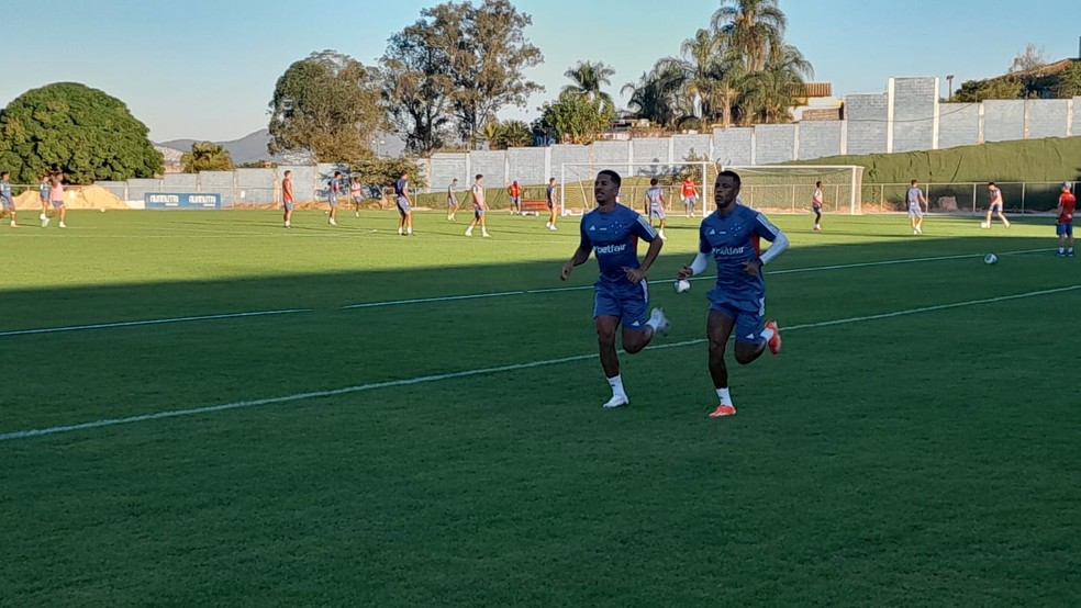 Matheus Davó e Arthur Gomes em treino do Cruzeiro — Foto: Gabriel Duarte